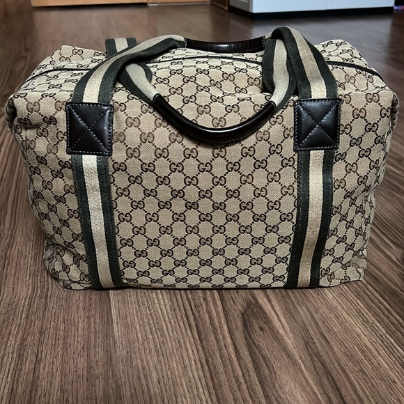 A 251 - ๐ฏ% authentic Gucci duffel travel bag - Picture 2 of 16
